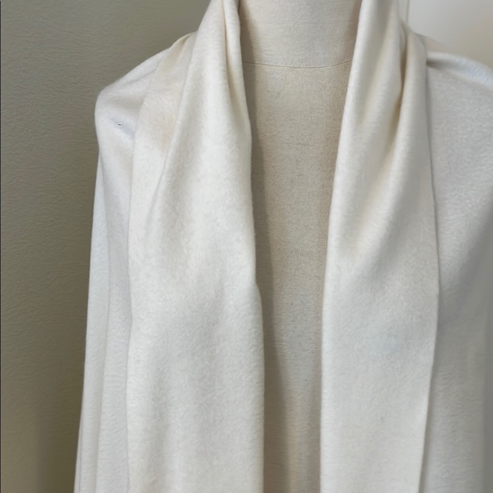 Elegant Cream Fringe Shawl by Hermes very rare and beautiful - Picture 3 of 11